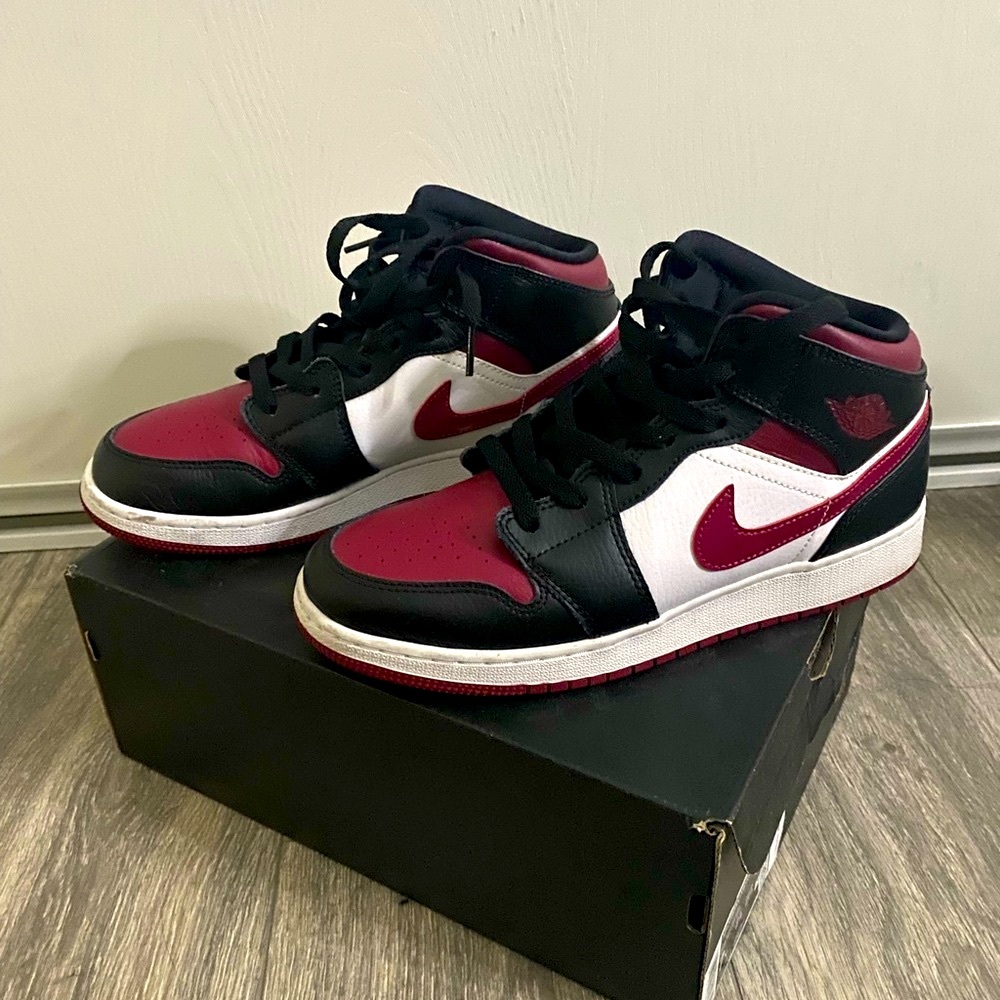 Jordan Air 1 Mids (GS) (SIZE 7Y -> 8.5 Women Size)